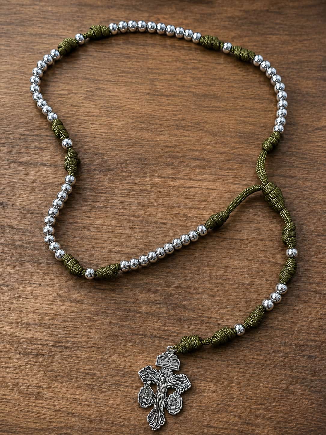 Krunice od čvrstog paracord konopa raznih boja,sa perlama nehrđajućeg čelika i plastična zrna zrna lagane i nježne izrade.
