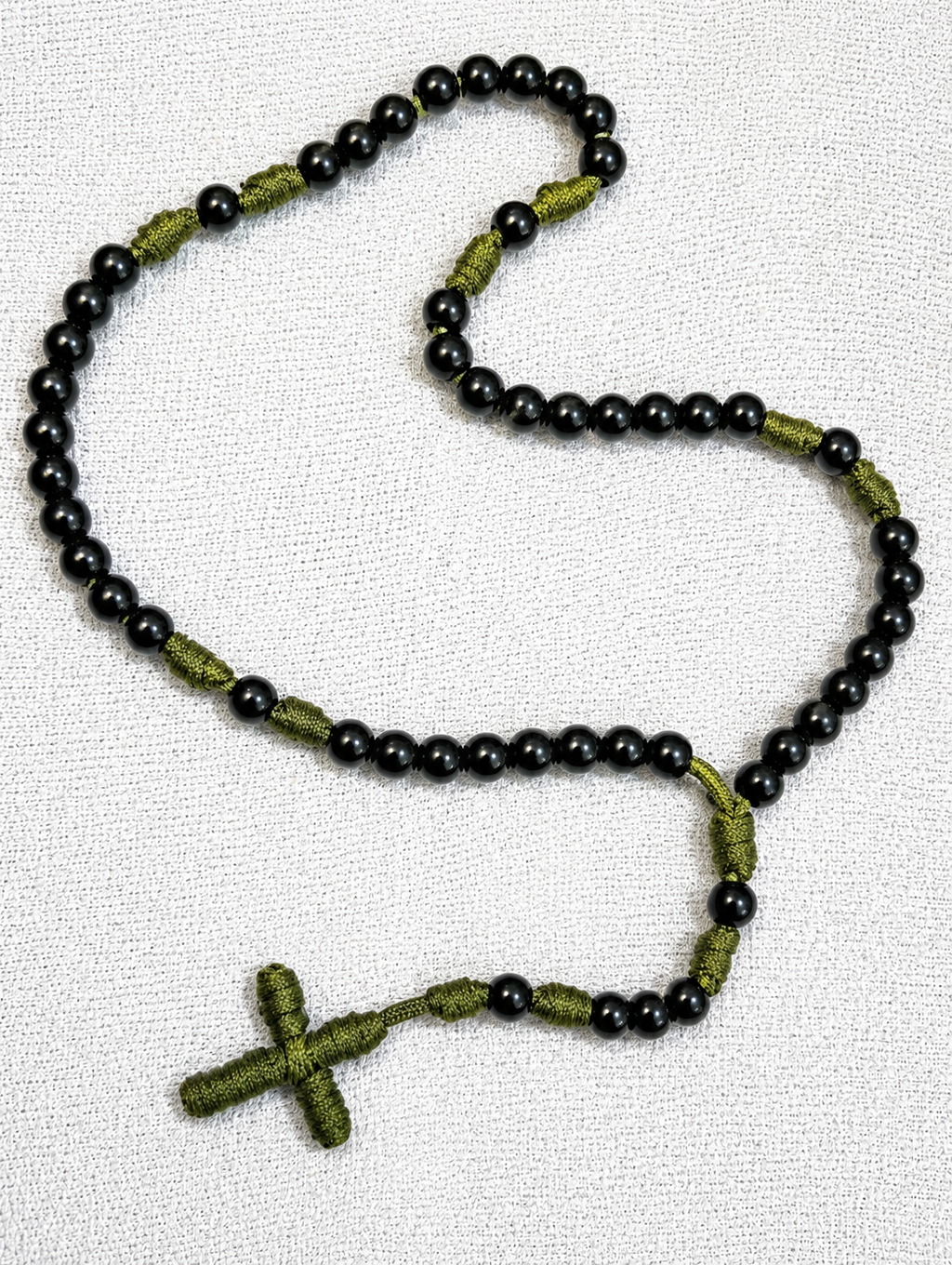 Krunice od čvrstog paracord konopa raznih boja,sa perlama nehrđajućeg čelika i plastična zrna zrna lagane i nježne izrade.