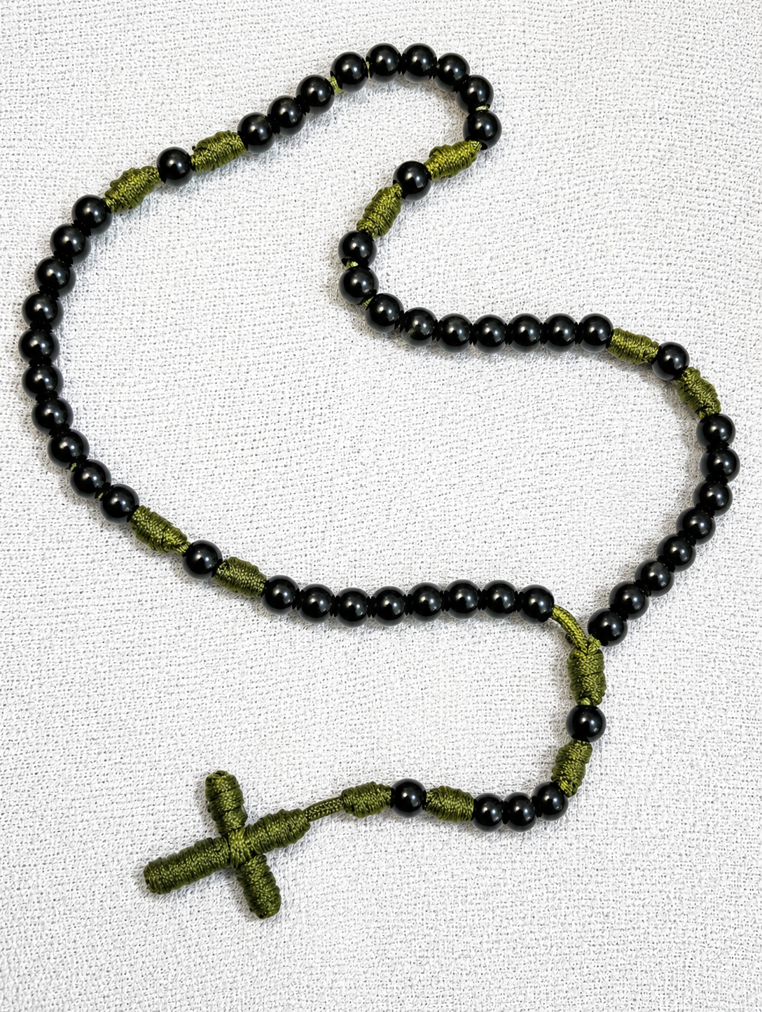 Krunice od čvrstog paracord konopa raznih boja,sa perlama nehrđajućeg čelika i plastična zrna zrna lagane i nježne izrade.