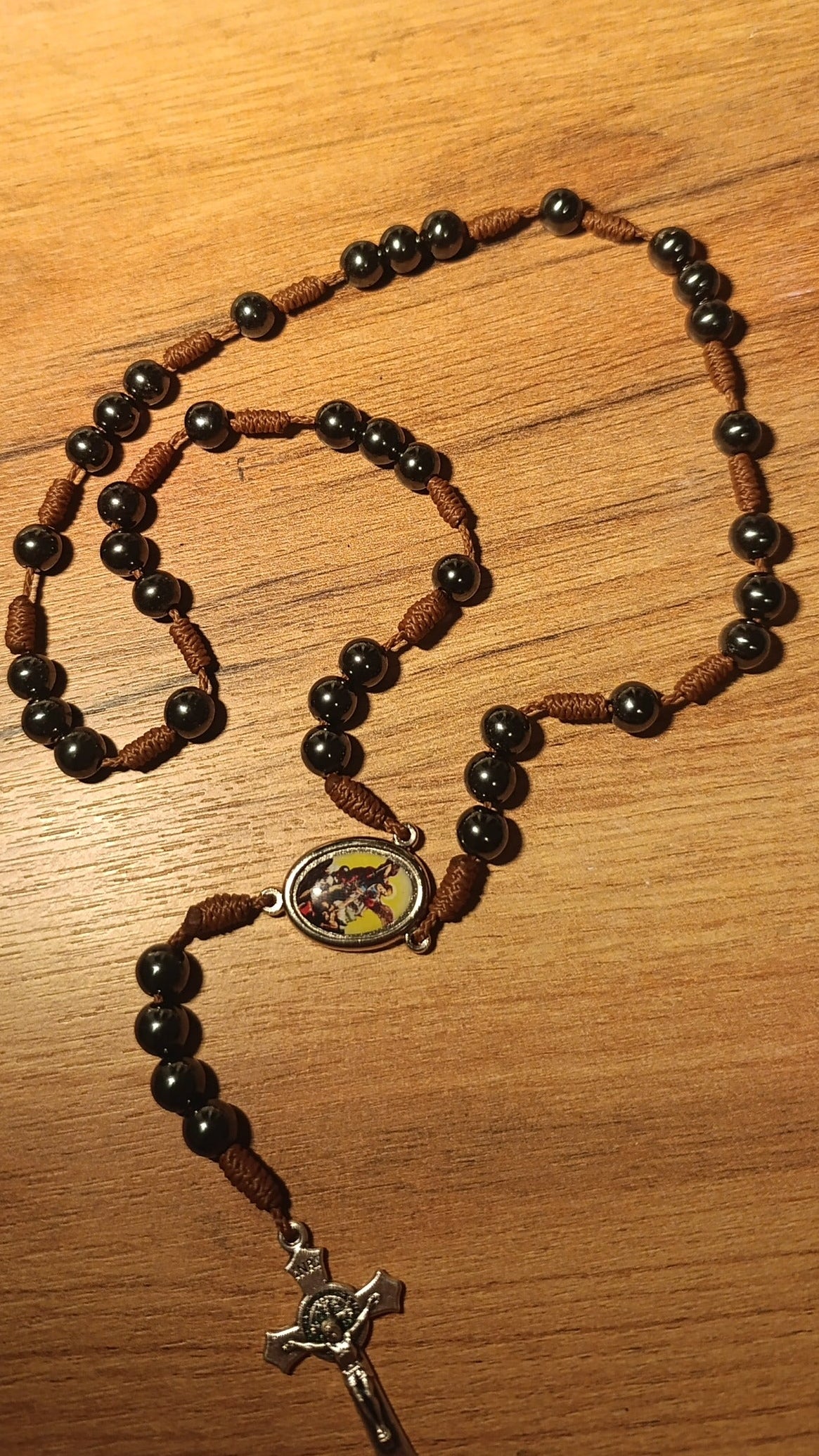 Krunica od Hematita - Sv. Mihael s Benediktinskim križem