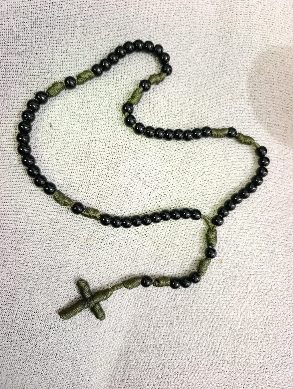 Krunice od čvrstog paracord konopa raznih boja,sa perlama nehrđajućeg čelika i plastična zrna zrna lagane i nježne izrade.