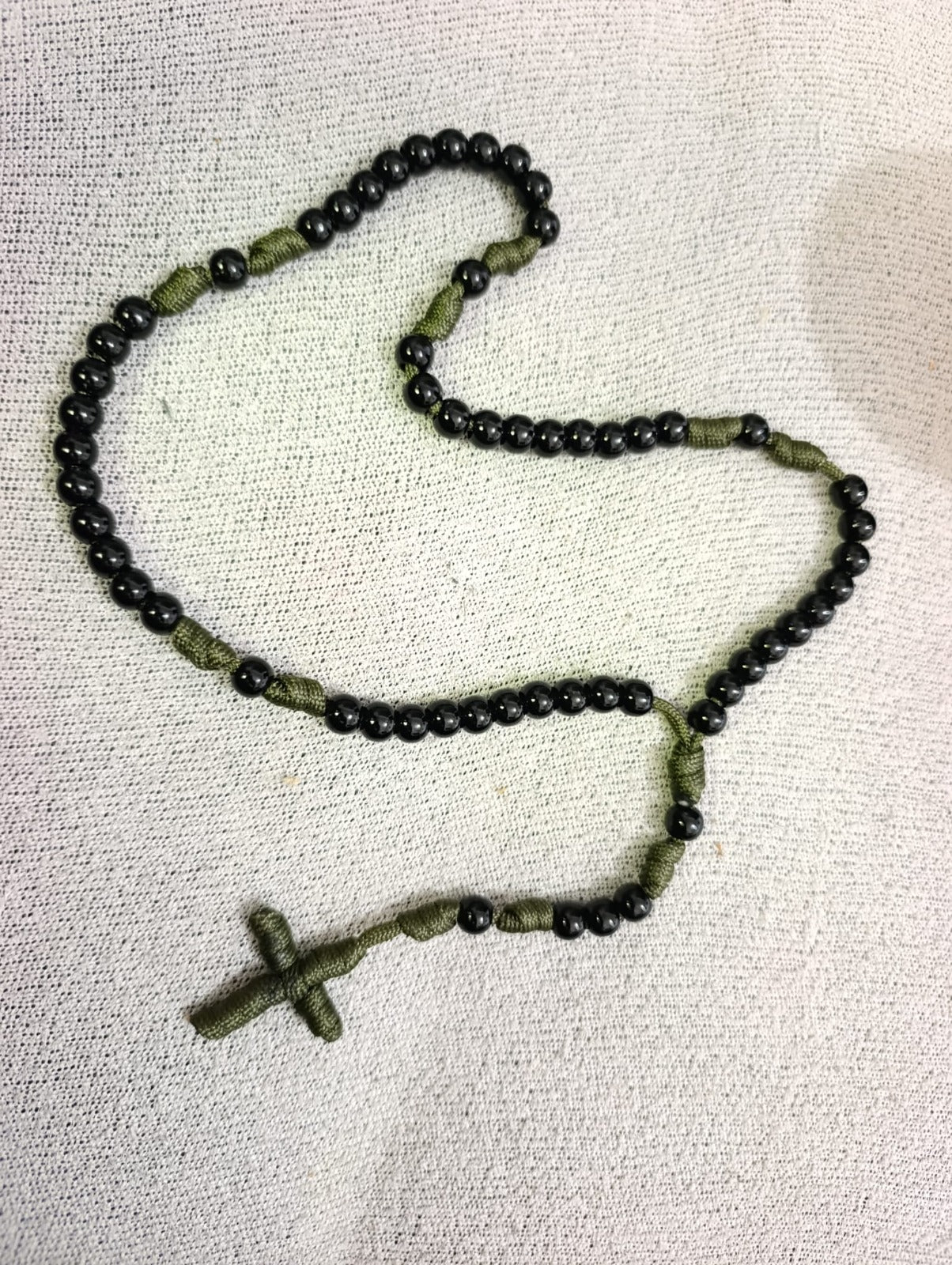 Krunice od čvrstog paracord konopa raznih boja,sa perlama nehrđajućeg čelika i plastična zrna zrna lagane i nježne izrade.